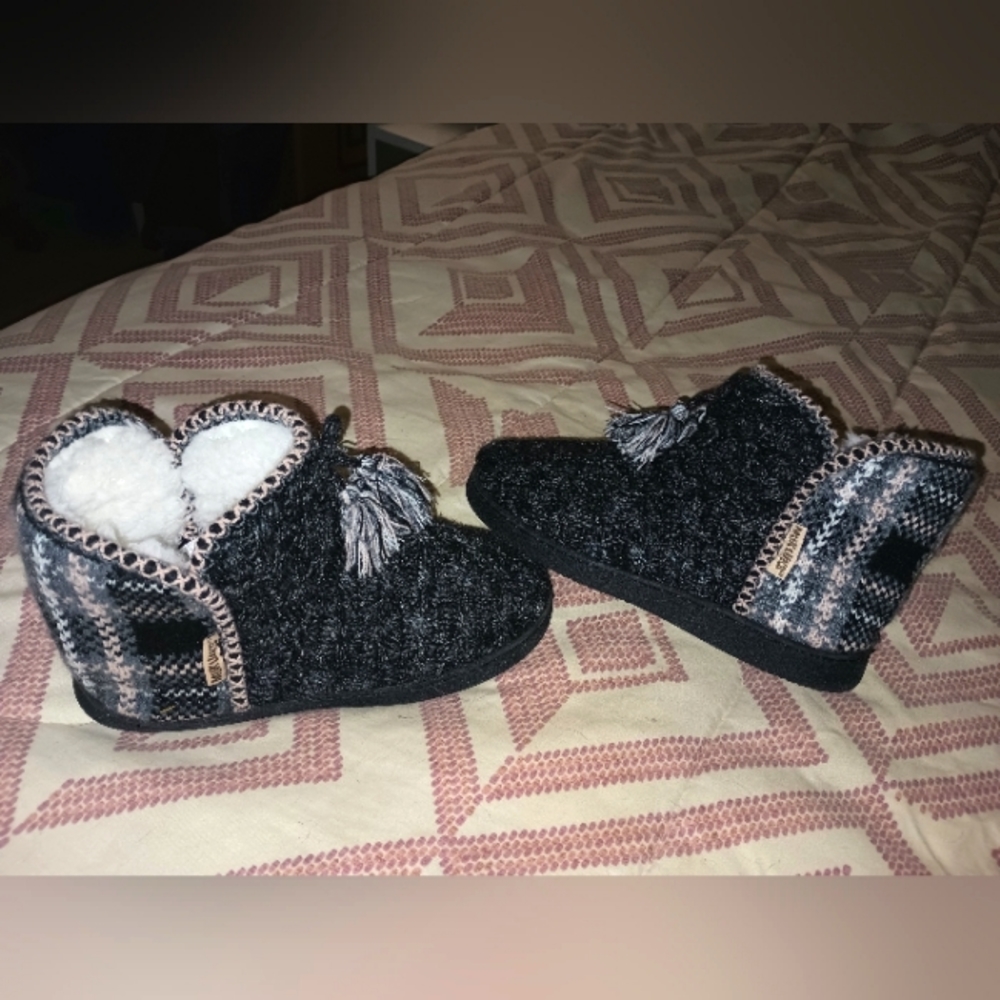Mukluks / size 7-8 / pink & grey